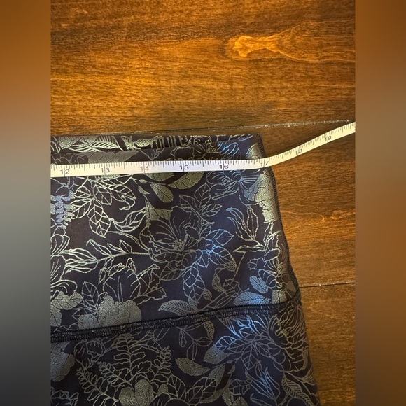 NWOT Lululemon Wunder Train High-Rise Tight Foil
Logo Flourish Black Iri… - Picture 4 of 5